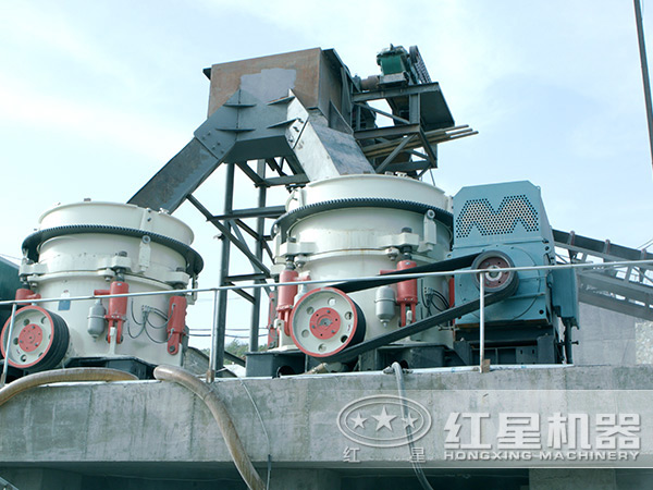由圓錐破碎機(jī)組成的破碎生產(chǎn)線(xiàn)現(xiàn)場(chǎng)