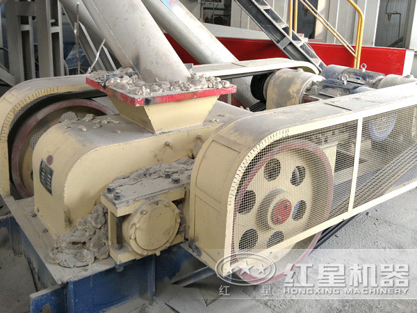 對輥制砂機工作現(xiàn)場 對輥制砂機工作現(xiàn)場