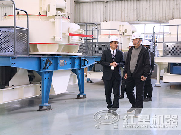 用戶參觀制砂機生產(chǎn)車間 用戶參觀制砂機生產(chǎn)車間