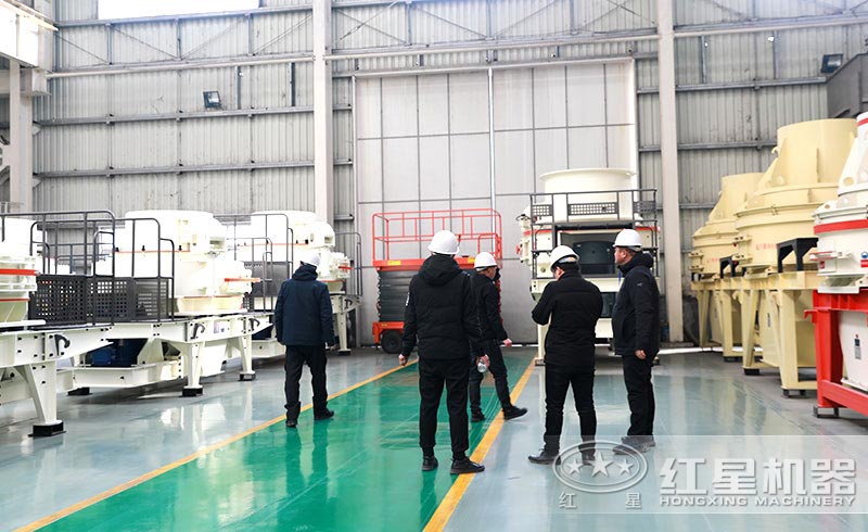 用戶來廠考察制砂機(jī)生產(chǎn)車間 用戶來廠考察制砂機(jī)生產(chǎn)車間