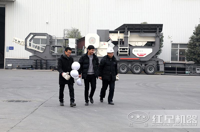 用戶來廠考察移動打砂機(jī) 用戶來廠考察移動打砂機(jī)