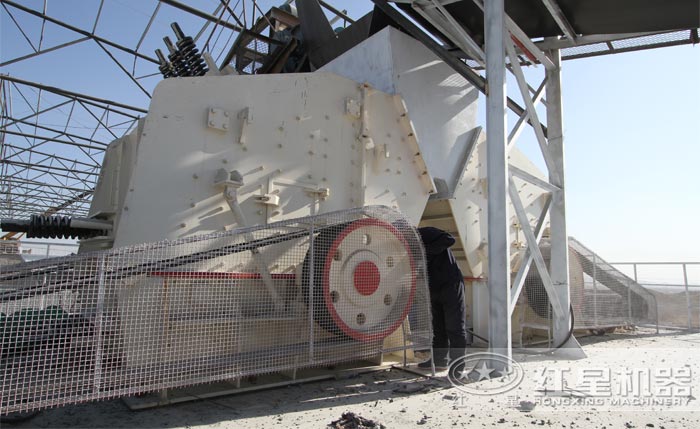 反擊式破碎機(jī)工作現(xiàn)場實(shí)拍 反擊式破碎機(jī)工作現(xiàn)場實(shí)拍