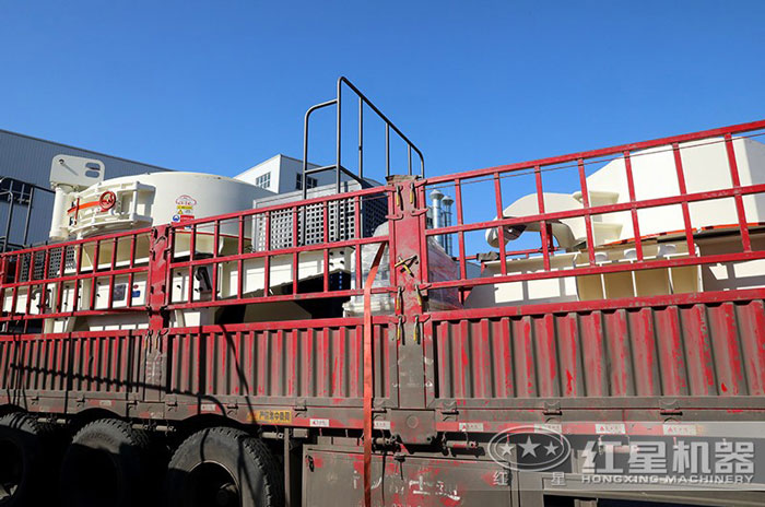 紅星制沙機(jī)設(shè)備被分解裝車運走 紅星制沙機(jī)設(shè)備被分解裝車運走