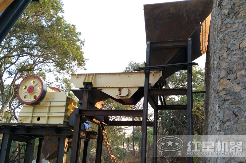 顎式破碎機(jī)作業(yè)現(xiàn)場(chǎng) 顎式破碎機(jī)作業(yè)現(xiàn)場(chǎng)