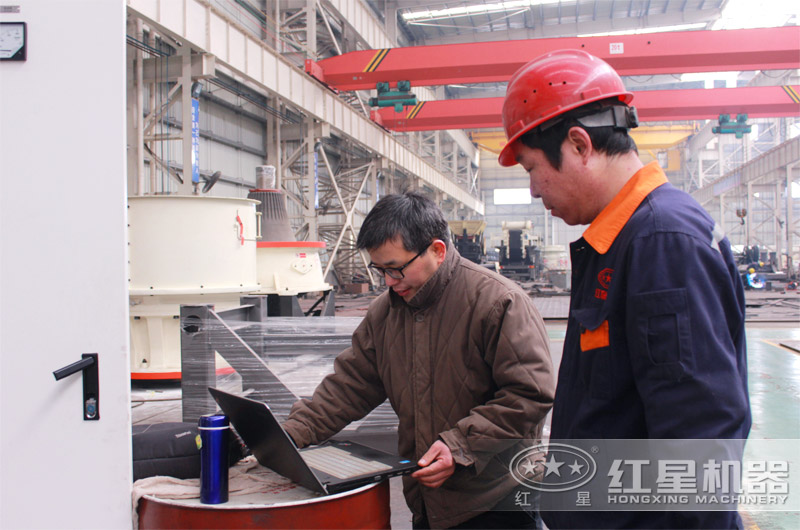 工程師仔細確認鑄機情況 工程師仔細確認鑄機情況