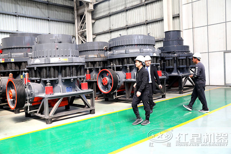 用戶(hù)來(lái)廠(chǎng)考察復(fù)合式圓錐破碎機(jī)
