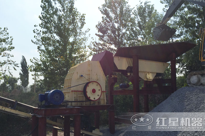 錘式破碎機(jī)工作現(xiàn)場(chǎng) 錘式破碎機(jī)工作現(xiàn)場(chǎng)