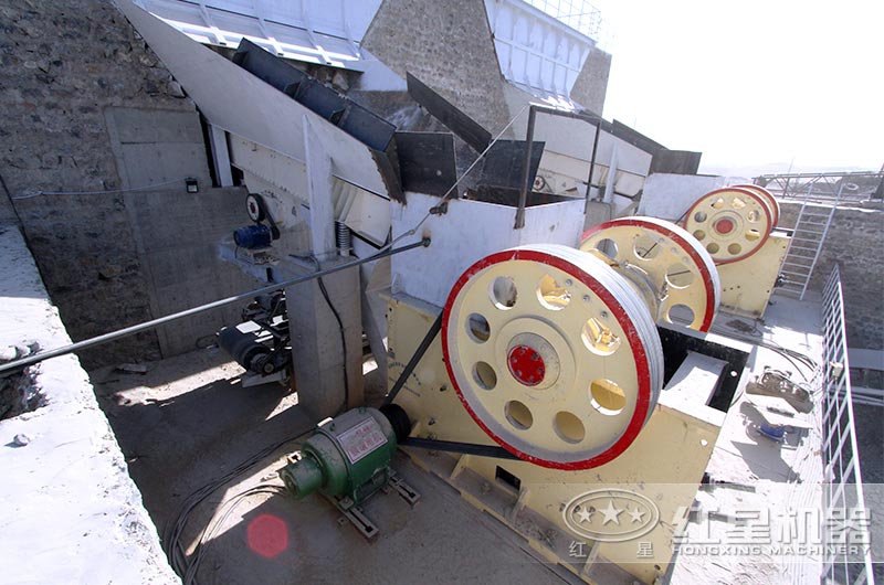 顎式破碎機(jī)工作現(xiàn)場 顎式破碎機(jī)工作現(xiàn)場