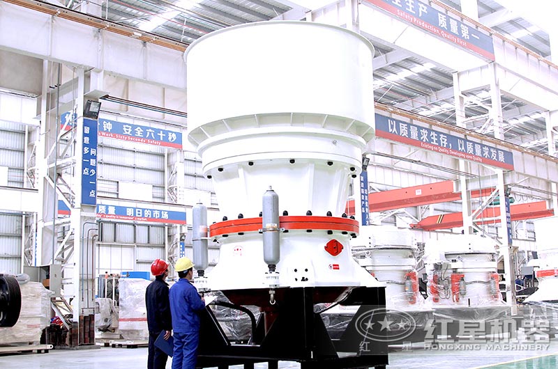 技術(shù)工程師正在檢查單缸圓錐破碎機(jī) 技術(shù)工程師正在檢查單缸圓錐破碎機(jī)