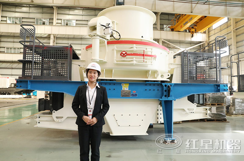 客戶(hù)經(jīng)理在為參觀(guān)的用戶(hù)講解制砂機(jī)的性能特點(diǎn)