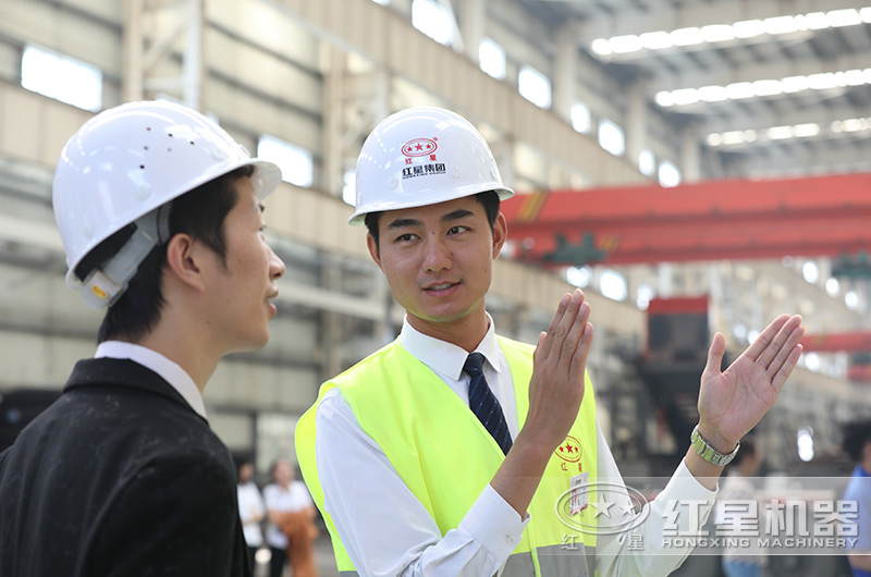 客戶經(jīng)理在為來廠參觀用戶講解移動打砂機的功能特點 客戶經(jīng)理在為來廠參觀用戶講解移動打砂機的功能特點