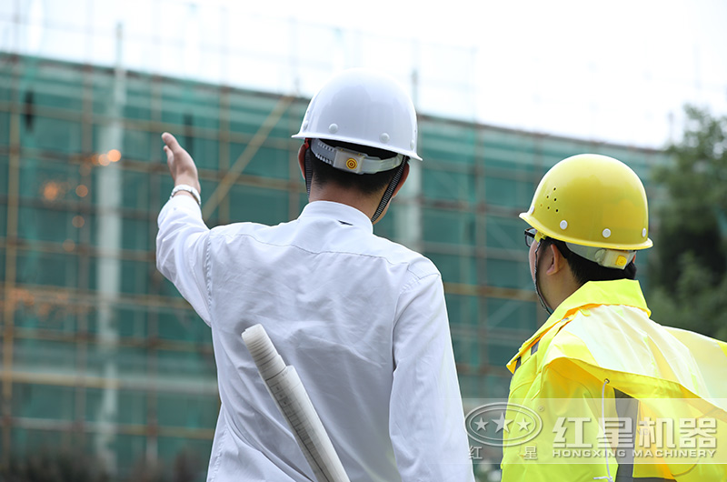 紅星技術(shù)工程師在與客戶實地考察施工現(xiàn)場討論方案 紅星技術(shù)工程師在與客戶實地考察施工現(xiàn)場討論方案