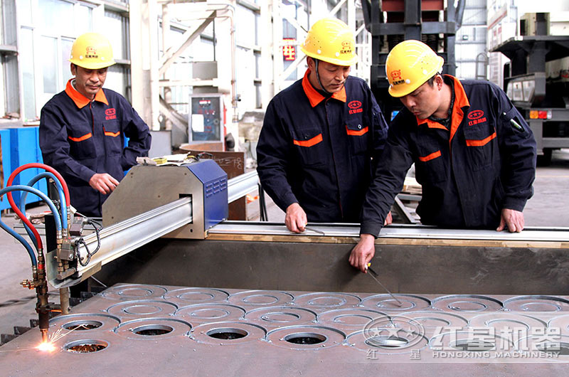 車間師傅在認(rèn)真交流工藝流程中 車間師傅在認(rèn)真交流工藝流程中