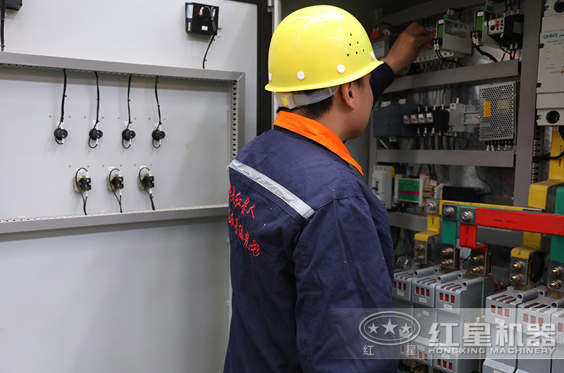 車間技術工人在檢查電力系統(tǒng)作業(yè)中 車間技術工人在檢查電力系統(tǒng)作業(yè)中