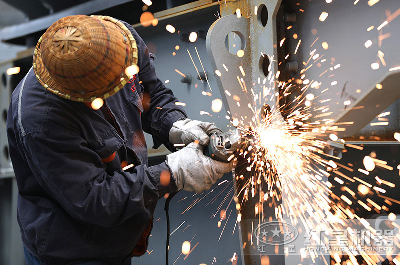 車(chē)間師傅在認(rèn)真進(jìn)行焊接工作中 車(chē)間師傅在認(rèn)真進(jìn)行焊接工作中