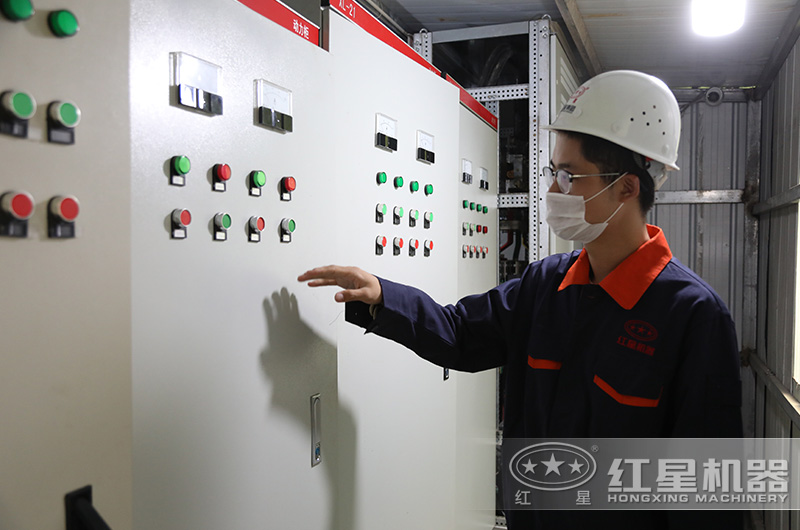 技術(shù)工人在生產(chǎn)現(xiàn)場檢查供電系統(tǒng)中 技術(shù)工人在生產(chǎn)現(xiàn)場檢查供電系統(tǒng)中