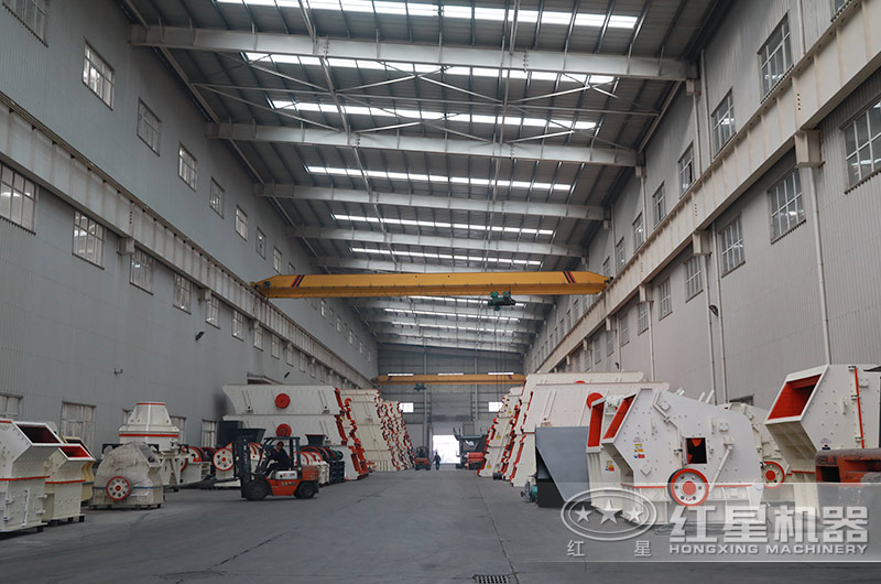 紅星大型生產(chǎn)車間，破碎機(jī)款式多樣等你來選