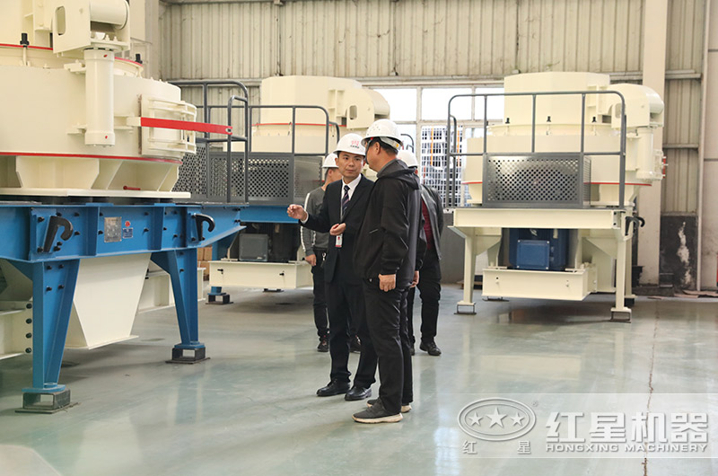 技術經(jīng)理在為來廠參觀的用戶詳細講解制砂設備 技術經(jīng)理在為來廠參觀的用戶詳細講解制砂設備