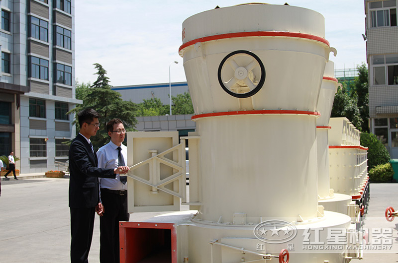 客戶(hù)來(lái)廠參觀磨粉設(shè)備中