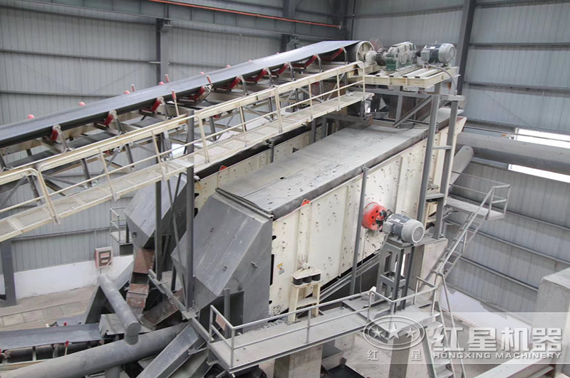 石粉篩分生產(chǎn)現(xiàn)場(chǎng) 石粉篩分生產(chǎn)現(xiàn)場(chǎng)