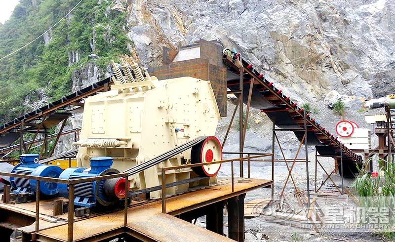 反擊式破碎機(jī)工作現(xiàn)場(chǎng) 反擊式破碎機(jī)工作現(xiàn)場(chǎng)