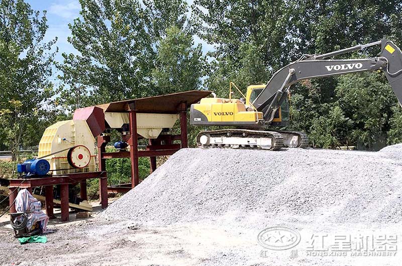 錘式破碎機(jī)現(xiàn)場實拍 錘式破碎機(jī)現(xiàn)場實拍