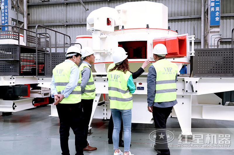 用戶到廠參觀，近距離考察制沙機設備