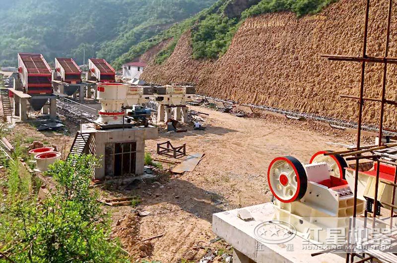 沙廠生產(chǎn)線安裝安裝中，石料粉碎設(shè)備有鄂破、圓錐破和制砂機(jī)