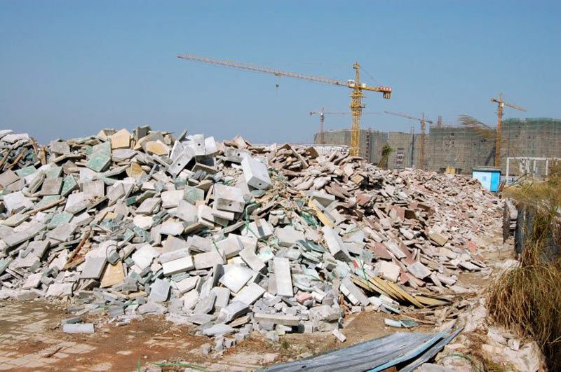 拆遷房子的廢料不要亂扔！試試用移動破碎機(jī)資源再利用