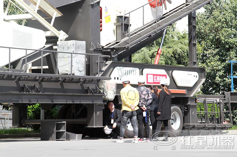 現(xiàn)場實拍——用戶來廠考察設備 現(xiàn)場實拍——用戶來廠考察設備