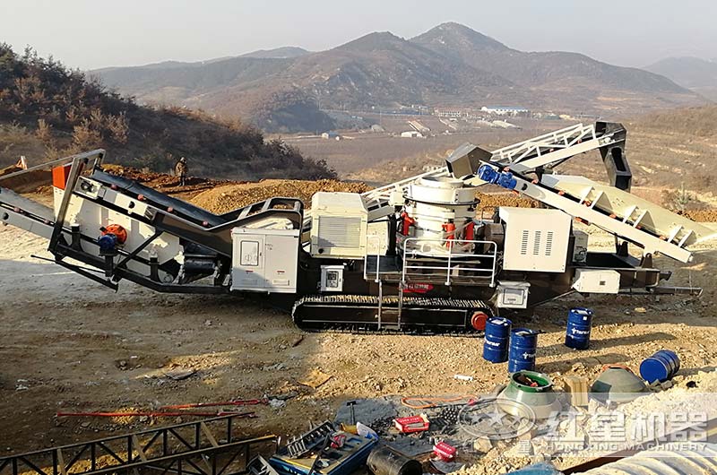 移動式圓錐破碎機現(xiàn)場實拍，整機作業(yè)，抵一條生產(chǎn)線