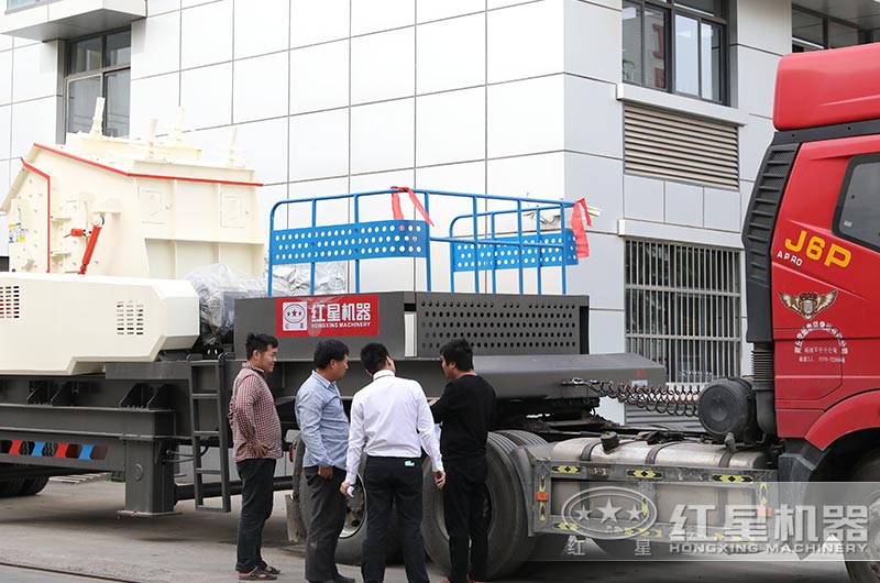 紅星客戶來廠實(shí)地考察移動(dòng)制沙機(jī) 紅星客戶來廠實(shí)地考察移動(dòng)制沙機(jī)