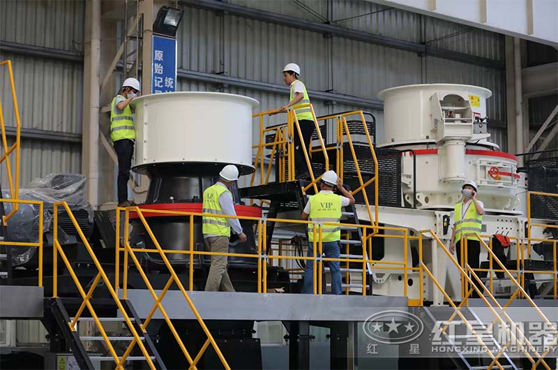 一飽眼福！四條時(shí)產(chǎn)200噸的機(jī)制砂生產(chǎn)線作業(yè)現(xiàn)場