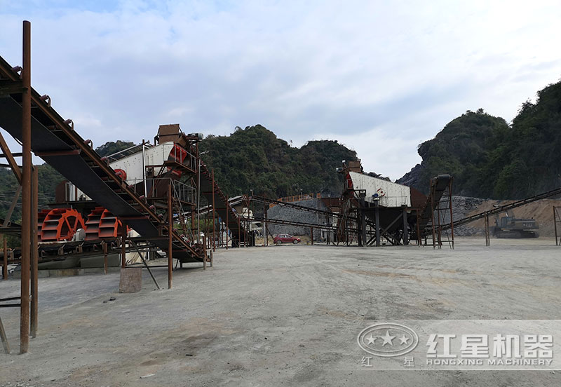 方案三配置現(xiàn)場：破碎機(jī)+制砂機(jī)+洗砂機(jī)，費(fèi)用80萬以上