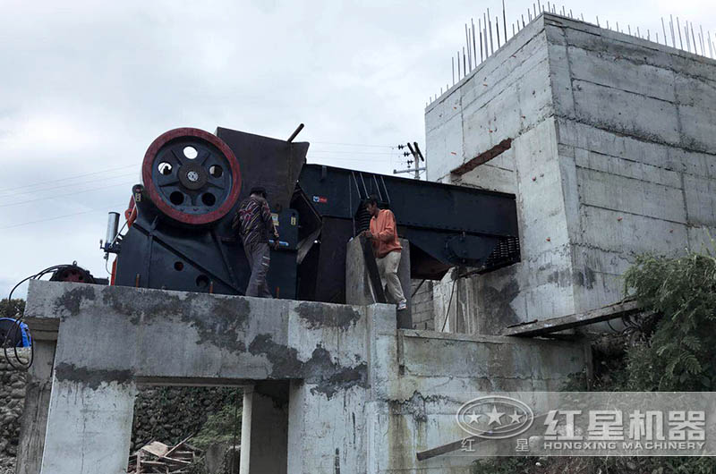 大型鱷式碎石機(jī)設(shè)備不同、型號(hào)不同、報(bào)價(jià)不同