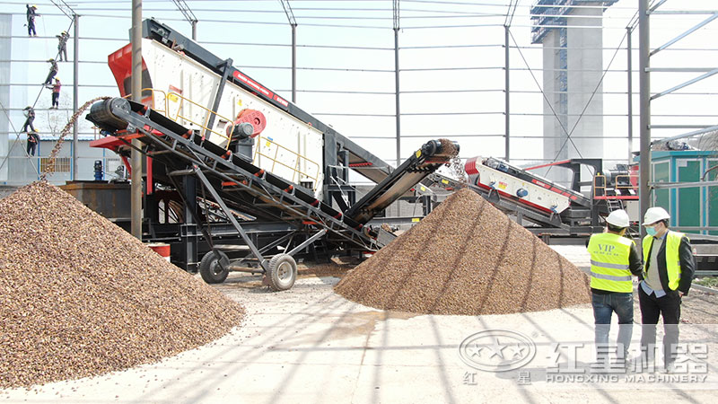 石塊破碎設(shè)備配置的移動(dòng)生產(chǎn)線現(xiàn)場(chǎng) 石塊破碎設(shè)備配置的移動(dòng)生產(chǎn)線現(xiàn)場(chǎng)