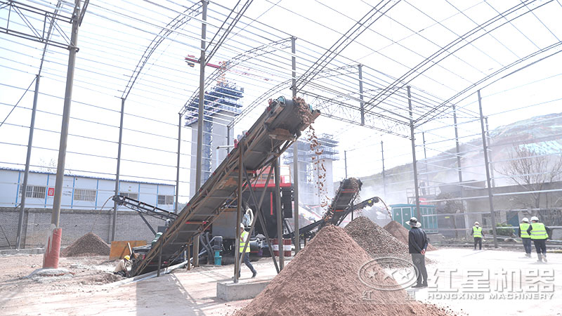 移動石子制砂機(jī)拉到現(xiàn)場就地作業(yè)，整機(jī)一體化